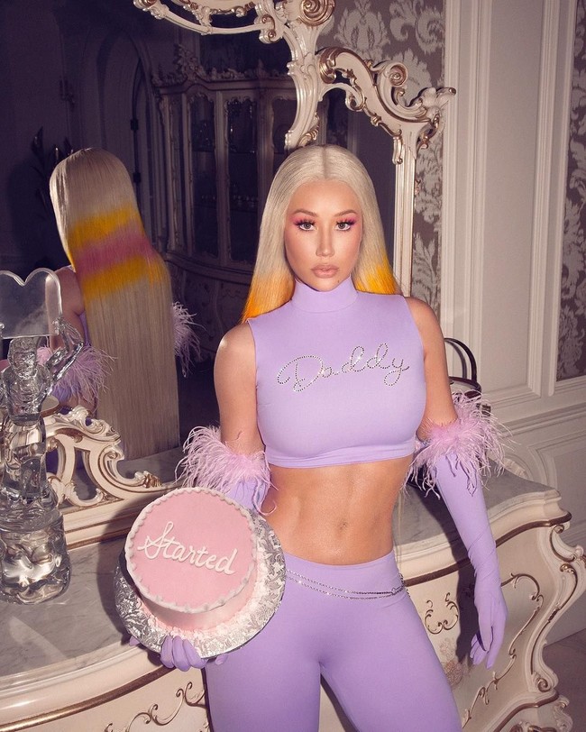 Iggy Azalea membawa kabar bahagia sekaligus mengejutkan. Rapper yang menyanyikan lagu Fancy itu mengabarkan bahwa dia telah memiliki seorang putra. Dalam keterangan di Instagram Story-nya, Iggy mengatakan bahwa dia menunggu waktu yang tepat untuk memberi kabar tersebut ke publik.  Foto: Instagram/@thenewclassic