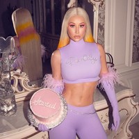 Iggy Azalea membawa kabar bahagia sekaligus mengejutkan. Rapper yang menyanyikan lagu Fancy itu mengabarkan bahwa dia telah memiliki seorang putra. Dalam keterangan di Instagram Story-nya, Iggy mengatakan bahwa dia menunggu waktu yang tepat untuk memberi kabar tersebut ke publik.  Foto: Instagram/@thenewclassic