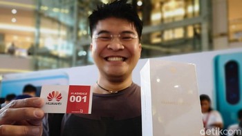 Pembeli pertama Huawei P30 Pro tersenyum lebar. Foto: Agus Tri Haryanto/inet