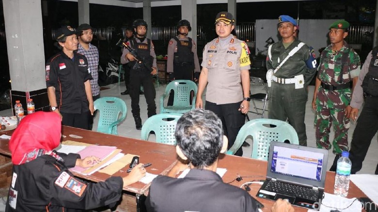 Polisi Kawal dan Amankan Rekapitulasi Surat Suara 24 Jam Polisi Kawal dan Amankan Rekapitulasi Surat Suara 24 Jam