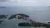 Dengan melewati jembatan ini, perjalanan dari Jayapura ke perbatasan di wilayah Skouw terpangkas dari 3,5 jam jadi cuma setengah jam.