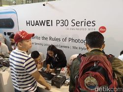 Antrean Mengular Penjualan Perdana Huawei P30 di Jakarta