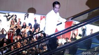 Jokowi masuk melalui lobby Amarta, West Mall Grand Indonesia bersama Erick Thohir, Sabtu (20/4/2019), pukul 13.34 WIB.
