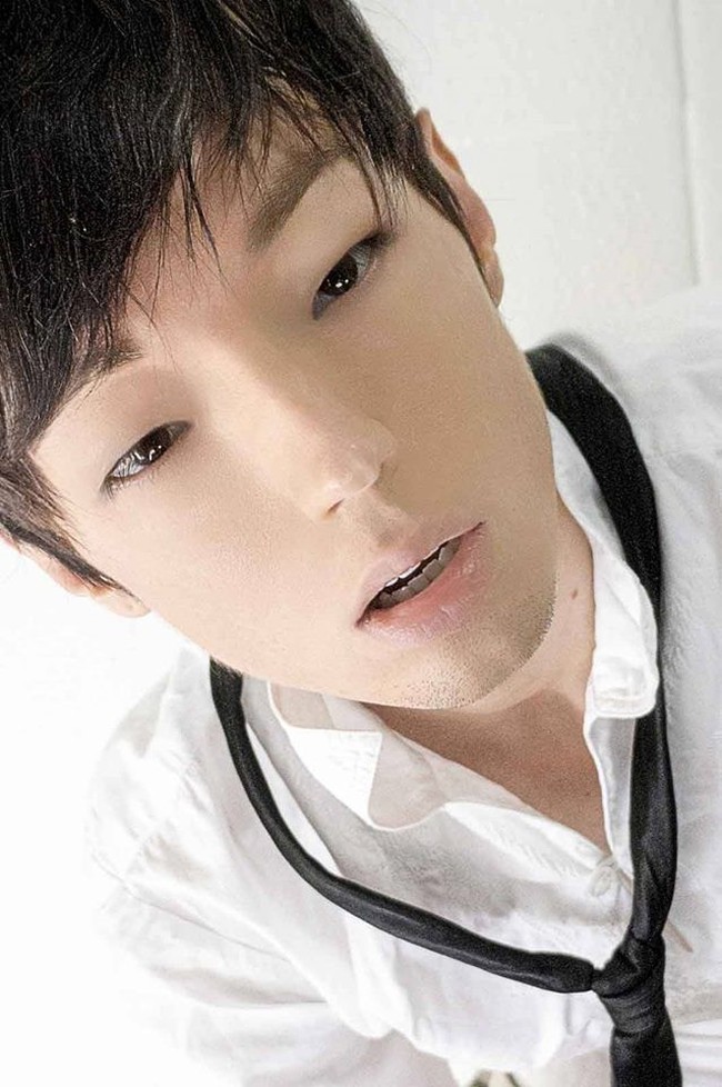 Itu adalah prosedur pertama yang pernah aku lakukan. Aku pikir aku terlihat lebih tampan seperti ini. Mungkin beberapa orang melihat ini tidak bagus tapi aku pikir ini bagus, ungkap Xiahn Nishi yang kini sudah kembali ke kota asalnya, New Hamberg, Brazil Selatan.  Foto: Dok. Facebook Xiahn Nishi