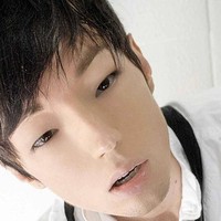 Itu adalah prosedur pertama yang pernah aku lakukan. Aku pikir aku terlihat lebih tampan seperti ini. Mungkin beberapa orang melihat ini tidak bagus tapi aku pikir ini bagus, ungkap Xiahn Nishi yang kini sudah kembali ke kota asalnya, New Hamberg, Brazil Selatan.  Foto: Dok. Facebook Xiahn Nishi