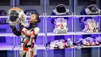 Pengunjung pun dapat memakai perlengkapan ala astronot. Tak ada ubahnya dengan di film fiksi ilmiah (Thomas Peter/Reuters)  