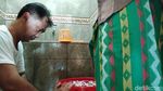 Caleg Gagal Mandi Kembang di Padepokan Anti Galau