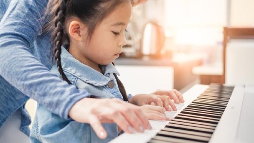 ilustrasi anak main musik