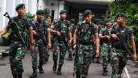 Mereka terlihat berpatroli di sekitar gedung KPU.