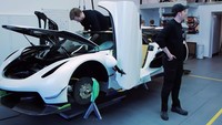 Dikutip carscoops dan Topgear, kali ini detikers diajak melihat bagaimana Koenigsegg Jesko diproduksi di Angelholm, Swedia. Foto: Pool (Youtube/Topgear)