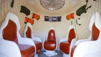 Di dalam kapsul, ada kursi-kursi untuk menampung penumpang manusia. Foto: Reuters