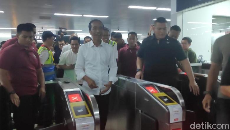 Usai Nge-mal di Grand Indonesia, Jokowi Pulang Naik MRT Usai Nge-mal di Grand Indonesia, Jokowi Pulang Naik MRT