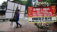 Karangan bunga untuk Jokowi dan Maruf Amin diletakkan di depan pagar Istana, Minggu (21/4/2019).
