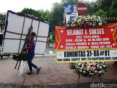 Penampakan Karangan Bunga untuk Jokowi Berjejer di Depan Pagar Istana