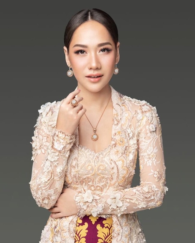 Hari Kartini yang dirayakan hari ini, Minggu (21/4/2019), menjadi momen bagi para selebriti untuk unjuk gaya ayunya dalam balutan kebaya. Salah satunya Bunga Citra Lestari atau BCL yang memesona dengan kebaya kutubaru berwarna peach rancangan Anne Avantie. (Foto: Instagram)