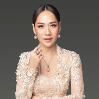 Hari Kartini yang dirayakan hari ini, Minggu (21/4/2019), menjadi momen bagi para selebriti untuk unjuk gaya ayunya dalam balutan kebaya. Salah satunya Bunga Citra Lestari atau BCL yang memesona dengan kebaya kutubaru berwarna peach rancangan Anne Avantie. (Foto: Instagram)