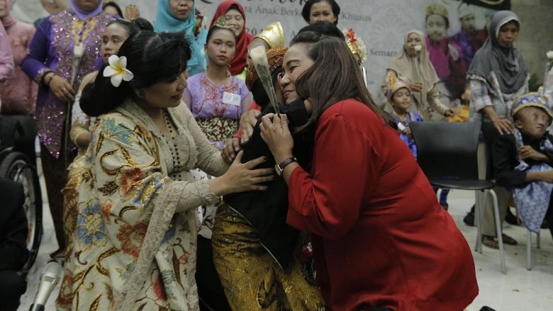 Ketua PKK Semarang Berbagi Bersama Anak-anak Berkebutuhan Khusus Ketua PKK Semarang Berbagi Bersama Anak-anak Berkebutuhan Khusus