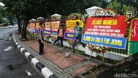 Karangan bunga untuk Jokowi-Maruf Amin berdatangan sejak Sabtu (20/4/2019) malam. 