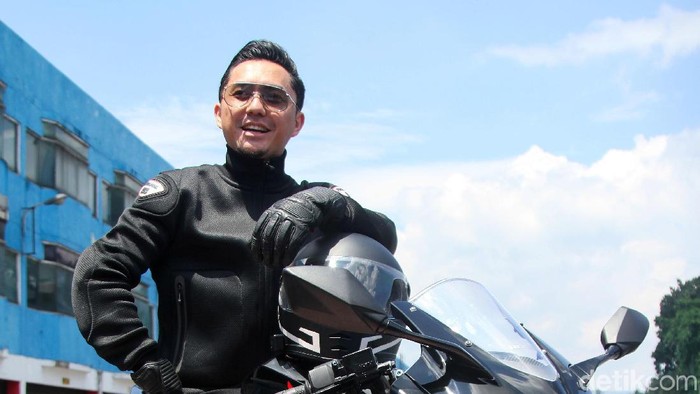 Ananda Omesh turut meramaikan Indonesia CBR Race Day 2019. Artis sekaligus presenter olahraga itu mengikuti bikers parade.