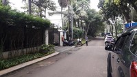 Ada sejumlah mobil dan juga jurnalis yang berjaga di depan rumah. Foto diambil pukul 11.00 WIB. Foto: Isal Mawardi/detikcom