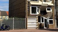 Rumah yang satu ini jendelanya tampak tak beraturan. Istimewa/Boredpanda.