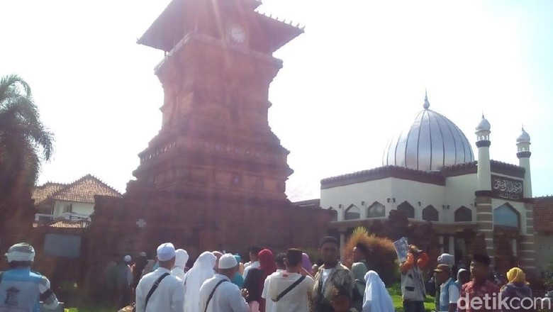 Jelang Ramadan Peziarah Mulai Padati Makam Sunan Kudus Jelang Ramadan Peziarah Mulai Padati Makam Sunan Kudus