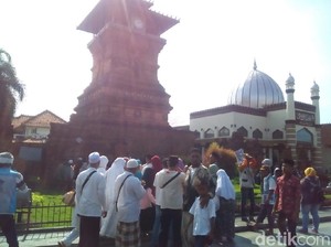 Jelang Ramadan Peziarah Mulai Padati Makam Sunan Kudus