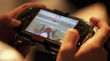 Nah, ada juga PSP. Menurut kalian, desain PlayStation yang mana paling oke? Foto: Andreas Rentz/Getty Images
