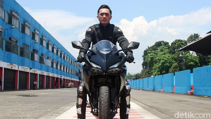 Ananda Omesh turut meramaikan Indonesia CBR Race Day 2019. Artis sekaligus presenter olahraga itu mengikuti bikers parade.
