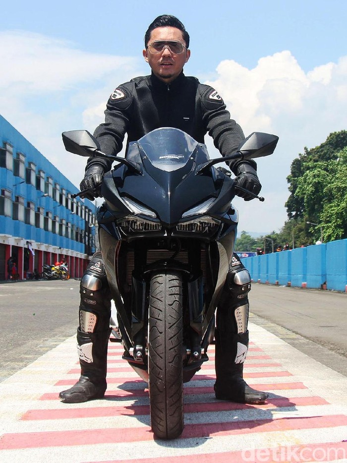 Gaya Omesh Tunggangi Honda CBR 250 RR Ananda Omesh turut meramaikan Indonesia CBR Race Day 2019. Artis sekaligus presenter olahraga itu mengikuti bikers parade.