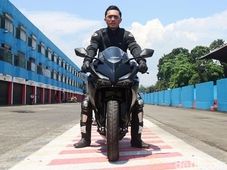 Gaya Omesh Tunggangi Honda CBR 250 RR