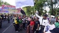 Tampak Gubernur Sulsel, Nurdin Abdullah ikut membuka acara ini. Festival Sarung digelar untuk menyemangati para pengrajin sarung sutra. (dok. istimewa)