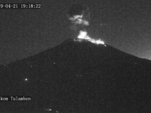 Erupsi, Gunung Agung Muntahkan Lava Pijar Sejauh 3 Km