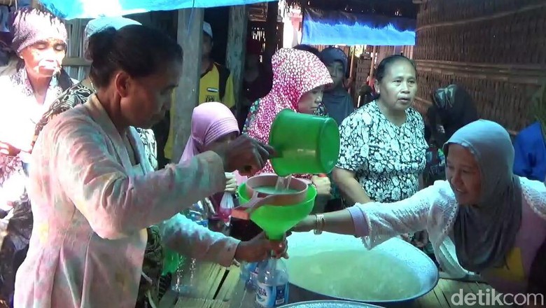 Berebut Berkah Air Perasan Kain Kafan Buyut Cungking di Tradisi Resik Lawon Berebut Berkah Air Perasan Kain Kafan Buyut Cungking di Tradisi Resik Lawon