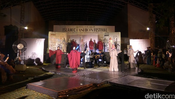 Kegiatan Islamic Fashion Festival (IFF) 2019 digelar di Taman Sari, Kota Banda Aceh. Acara dibuka pada Jumat 19 April malam dan berlangsung hingga Minggu 21 April nanti malam. (Agus Setyadi/detikcom) Kegiatan Islamic Fashion Festival (IFF) 2019 digelar di Taman Sari, Kota Banda Aceh. Acara dibuka pada Jumat 19 April malam dan berlangsung hingga Minggu 21 April nanti malam. (Agus Setyadi/detikcom)