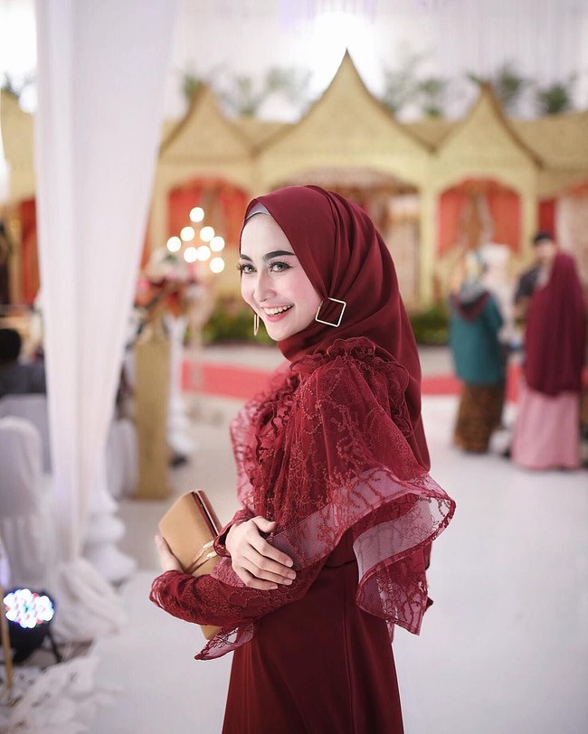 Usianya masih sangat muda yaitu 25 tahun. Namun, ia sudah menyabet banyak penghargaan, salah satunya Putri Hijab Indonesia dan Putri Muslimah 2016. (Foto: Instagram/@sittiashari)