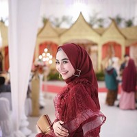 Usianya masih sangat muda yaitu 25 tahun. Namun, ia sudah menyabet banyak penghargaan, salah satunya Putri Hijab Indonesia dan Putri Muslimah 2016. (Foto: Instagram/@sittiashari)