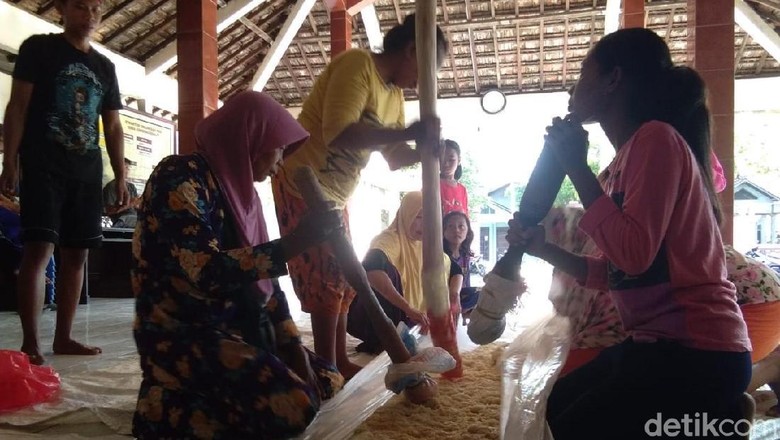 Jelang Puasa, Warga Jepara Buat Kerupuk Puli Ala Sunan Kalijaga Jelang Puasa, Warga Jepara Buat Kerupuk Puli Ala Sunan Kalijaga