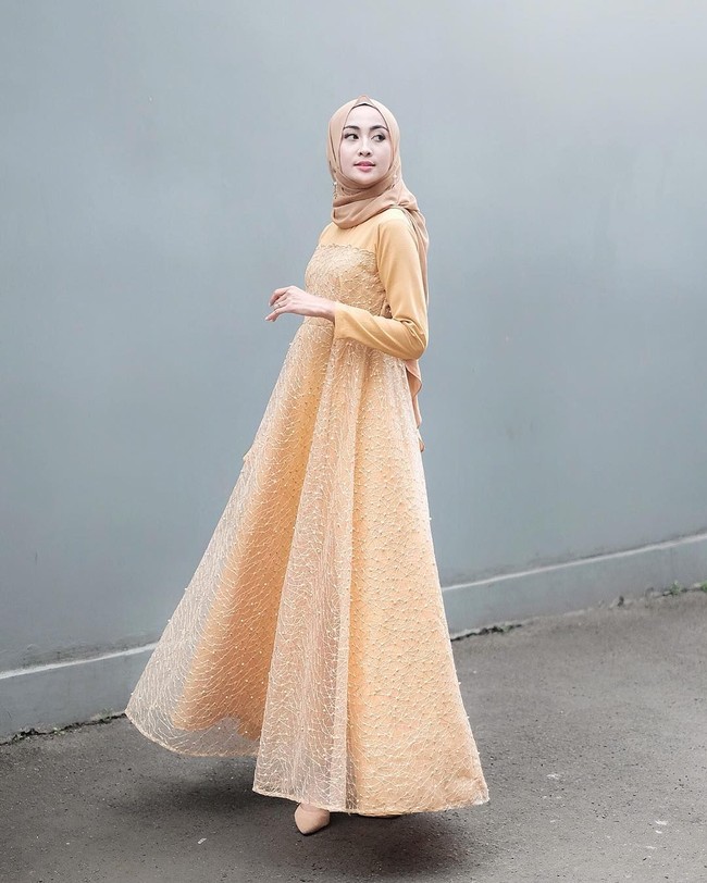 Sari juga menjadi presenter di bebeapa acara televisi swasta. Sosoknya kian dikenal masyarakat. Tak heran jika ia kerap diundang untuk menjadi juri acara kontes kecantikan. (Foto: Instagram/@sittiashari)