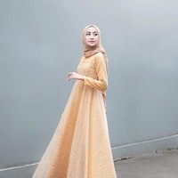 Sari juga menjadi presenter di bebeapa acara televisi swasta. Sosoknya kian dikenal masyarakat. Tak heran jika ia kerap diundang untuk menjadi juri acara kontes kecantikan. (Foto: Instagram/@sittiashari)