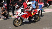 Bocah yang masih berusia 11 tahun ini menjadi yang tercepat di kelas 150 cc Non Komunitas C. 