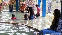 Ada 3 dua bak penampungan yang berfungsi sebagai kolam untuk berendam. Dua kolam memiliki kedalaman sekitar 1 meter. (Chuk Sathu/detikcom)