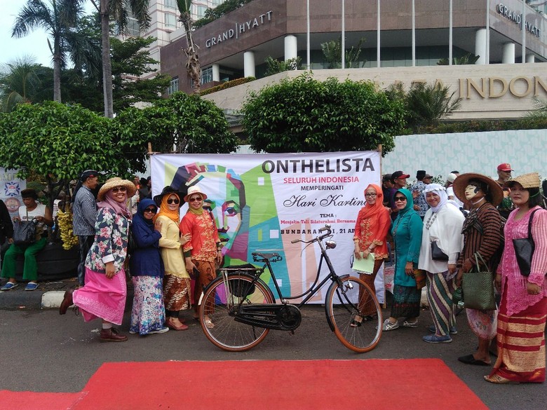 Onthelista Gelar Pawai Rayakan Hari Kartini di CFD Bundaran HI Onthelista Gelar Pawai Rayakan Hari Kartini di CFD Bundaran HI