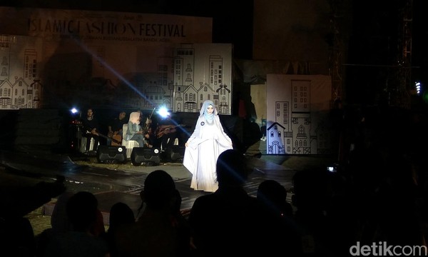 Para inong Aceh berlenggak-lenggok di atas catwalk untuk memperkenalkan beragam busana. Mereka turun dari panggung dan bergaya di depan juri. (Agus Setyadi/detikcom) Para inong Aceh berlenggak-lenggok di atas catwalk untuk memperkenalkan beragam busana. Mereka turun dari panggung dan bergaya di depan juri. (Agus Setyadi/detikcom)