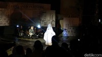 Para inong Aceh berlenggak-lenggok di atas catwalk untuk memperkenalkan beragam busana. Mereka turun dari panggung dan bergaya di depan juri. (Agus Setyadi/detikcom)