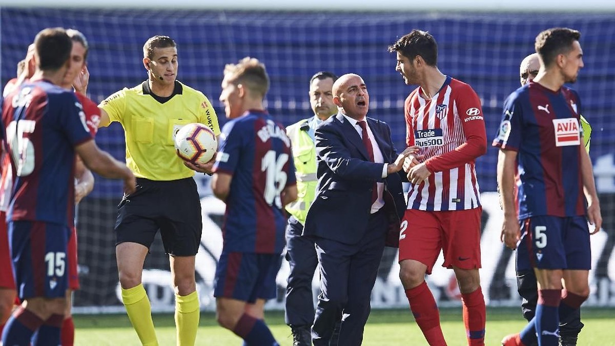 Striker Atletico Madrid Alvaro Morata marah kepada wasit karena menyentuh tengkuknya. (Foto: Juan Manuel Serrano Arce / Getty Images)