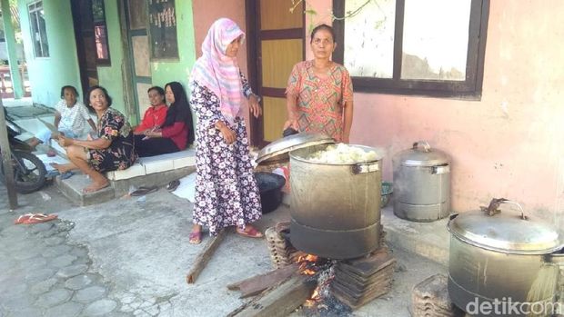 Warga Jepara membuat kerupuk puli jelang puasa