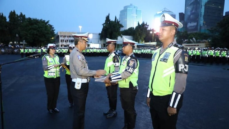 Polantas yang Bekuk Pelaku Mutilasi Mayat dalam Koper Terima Penghargaan Polantas yang Bekuk Pelaku Mutilasi Mayat dalam Koper Terima Penghargaan