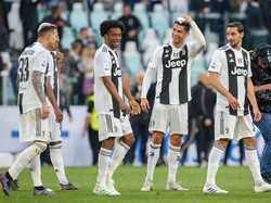 Juan Cuadrado menyemprotkan foam ke rambut Ronaldo. (Foto: Giampiero Sposito/Getty Images)