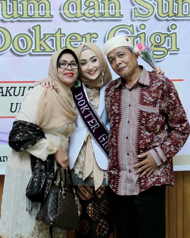 Saat sekolah, Sari juga terpilih menjadi Paskibrakan Sumatera Barat. Wanita kelahiran Sawahlunto ini juga memiliki suara yang merdu. (Foto: Instagram/@sittiashari)